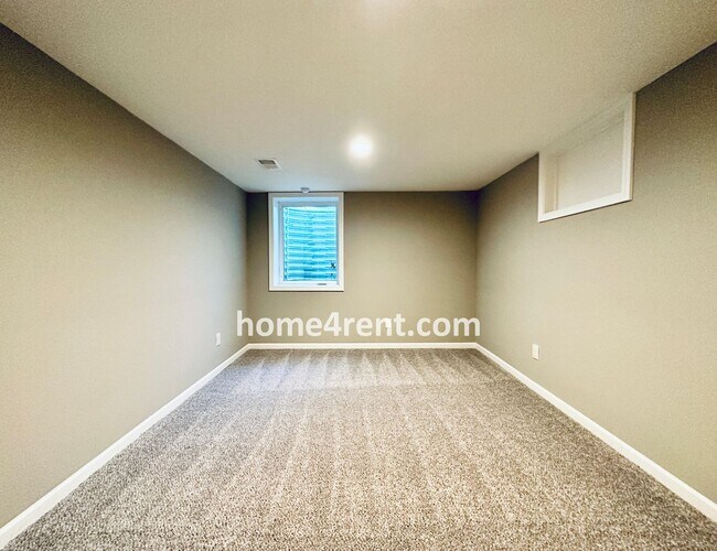 Building Photo - Updated Ranch Style Home in Prairie Villag...