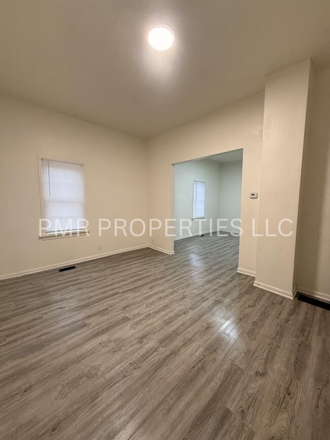 Building Photo - 2 Bedroom/ 1 Bathroom- House