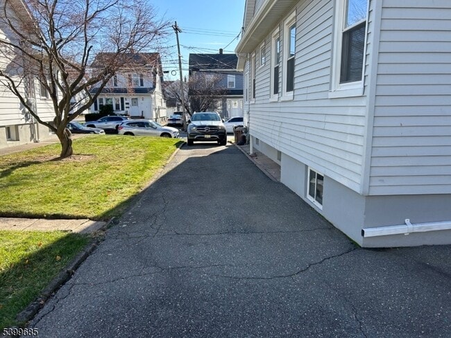 Building Photo - 256 E 7th St