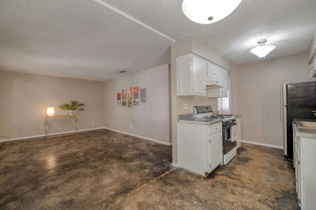 Building Photo - Cozy 2-Bedroom Duplex in Prime North Austi...