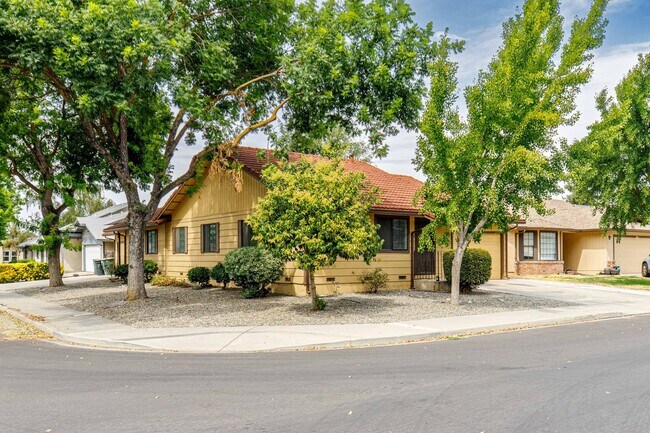 Building Photo - 3 bed 2 bath home for RENT in Modesto by Highway 99 and Costco!