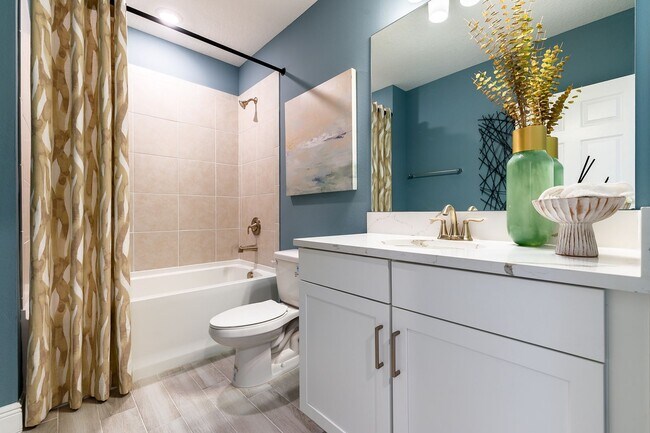 Building Photo - A Luxuriously Furnished 3-Bed, 2-Bath Mode...