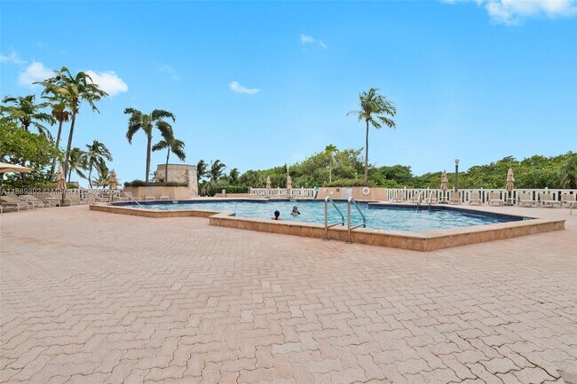 Building Photo - 1121 Crandon Blvd