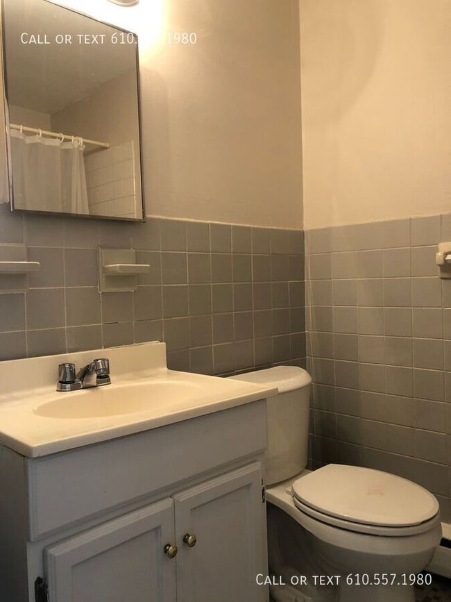 Building Photo - 2 Bedroom  1 Bath Apartment (THIRD  FLOOR)...