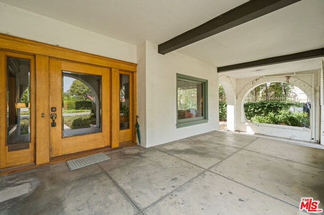 Building Photo - 801 N Rodeo Dr