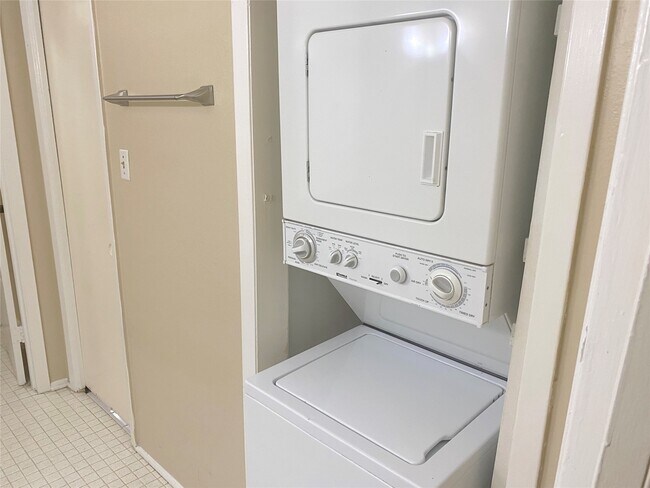 Building Photo - 1403 Blalock Rd