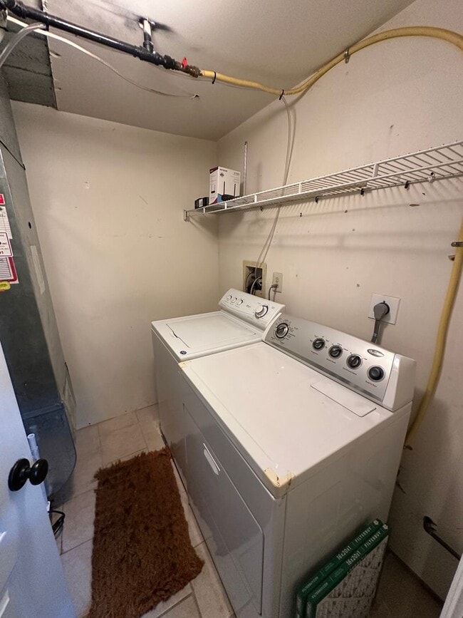 Building Photo - Beautiful 3BR/2.5BA Townhome
