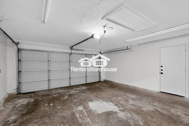 Building Photo - MOVE IN READY COMPLETELY UPDATED - 3BED/2B...