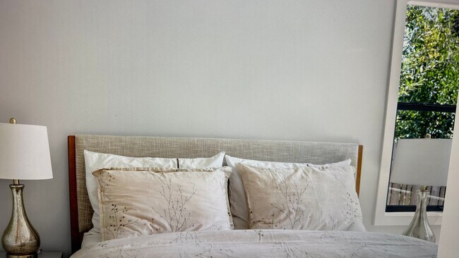 Building Photo - Stunning 3 bed/2bath remodeled home, with full ADU! Pets ok Move in Special!