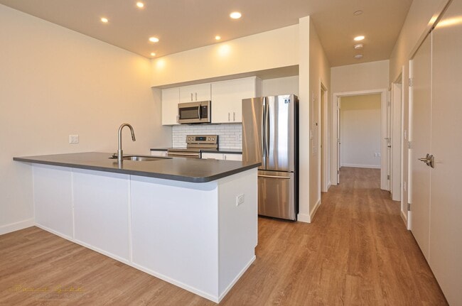 Building Photo - Pool-View Ground Floor Flat - Available Mid May