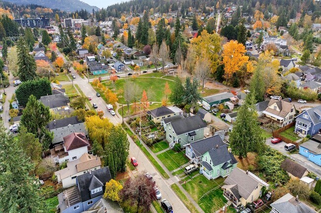 Building Photo - $1,000 Grocery Store Gift Card! 4 Bedroom, 1 bathroom Home in the York neighborhood for Rent!