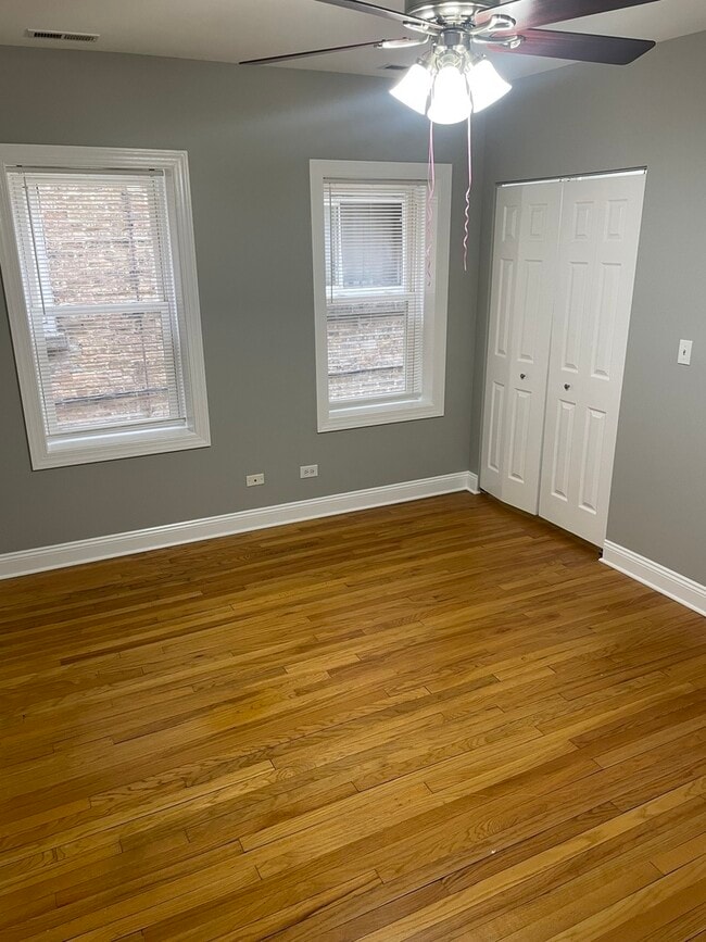 Building Photo - 6234 N Sacramento Ave