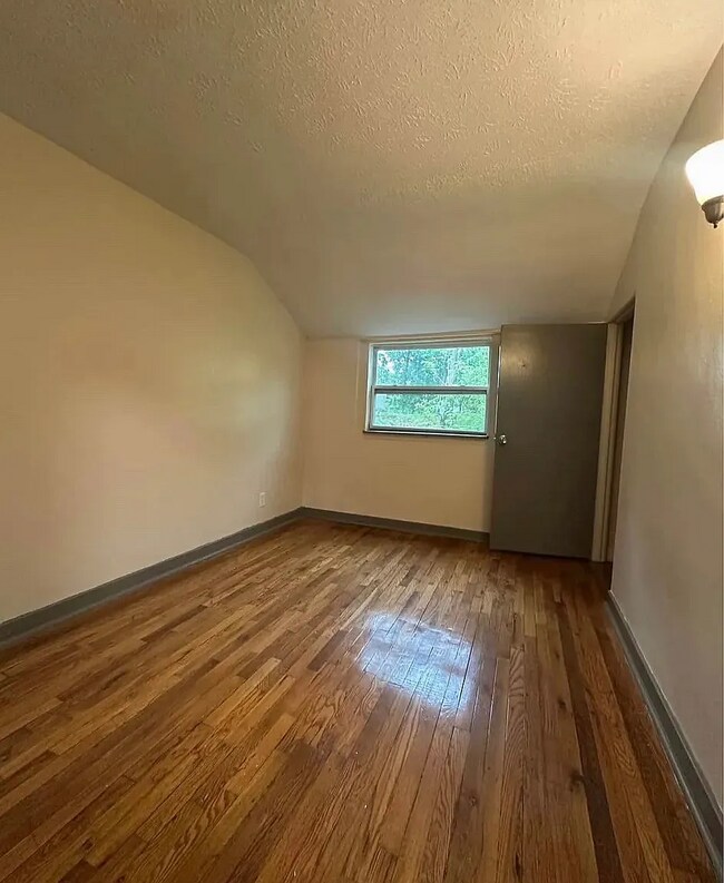 Building Photo - 1-3 bedroom garden style & townhouse
