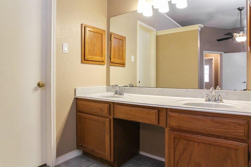 Building Photo - 3311 Hartfield Ln