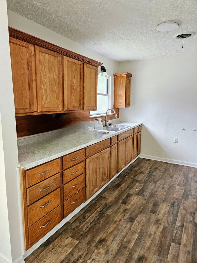 Building Photo - 3 BEDROOM AVAILABLE NOW!