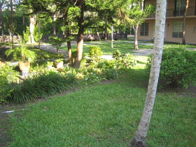 Building Photo - 10824 N Kendall Dr