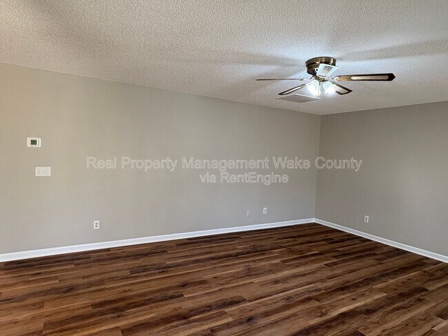 Building Photo - 9704 Erinsbrook Dr