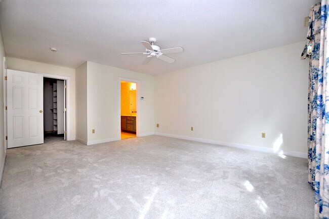Building Photo - 8 Dickinson Ct