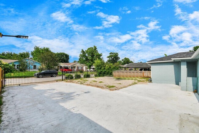 Building Photo - 5714 Doulton Dr