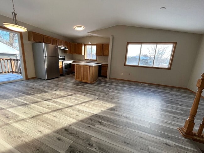 Building Photo - 5 Bed/2 Bath West Side Home!