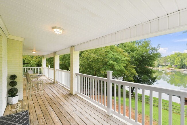 Building Photo - 7088 Wateredge Dr
