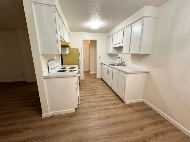 Building Photo - 2 Bedroom Duplex Off Oleson Road!