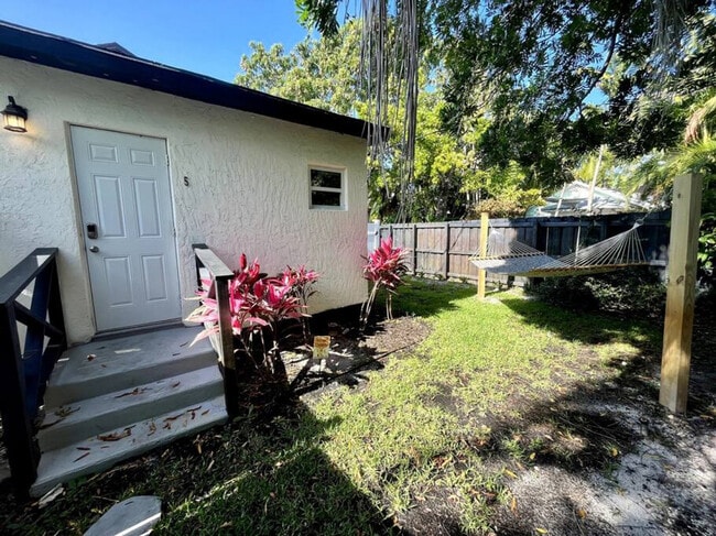 Building Photo - 625 NE 13th Ave