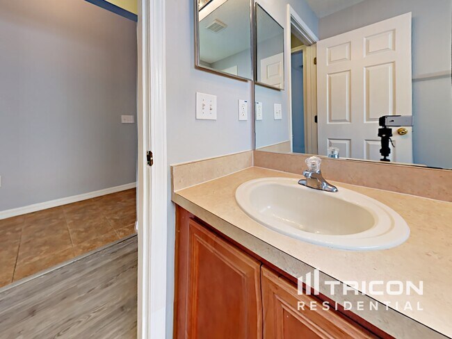 Building Photo - 2304 Roanoke Springs Dr