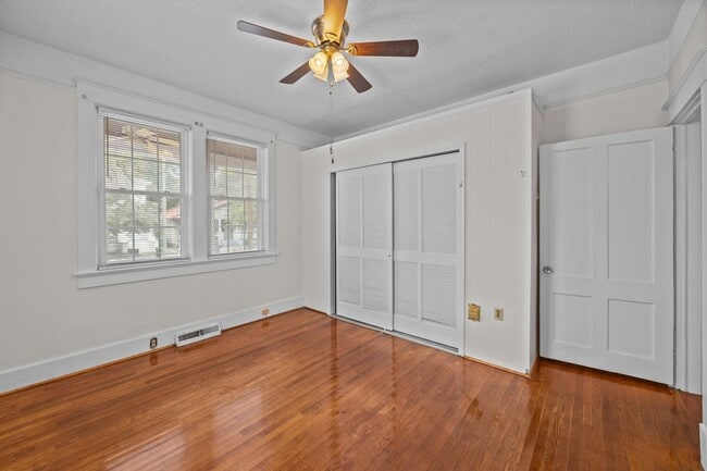 Building Photo - Incredibly Well Maintained & Beautiful Hom...