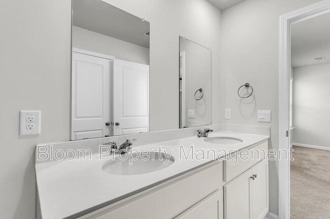 Building Photo - 205 Maple Hl Dr