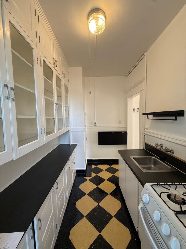 Building Photo - Vintage Charm + Large Bay Window + East View of Mt. Hood + Tons of Natural Light!  ~NEW SPECIALS~