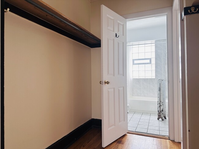 Building Photo - 5058 N Wolcott Ave