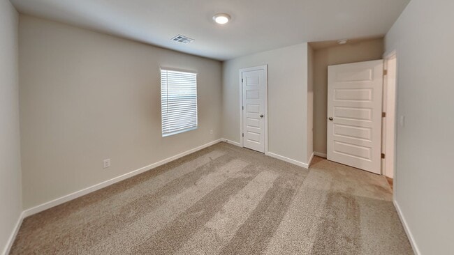 Building Photo - Very Nice 4 Bedroom 2 Bath Home in Yukon Schools