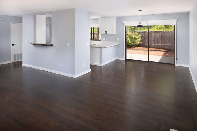 Building Photo - Gorgeous 3bd/2ba Townhouse, complete interior renovation, Modern upgrades, Community Pool -FOUNDA...