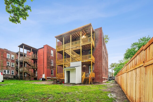 Building Photo - 208 Magnolia St