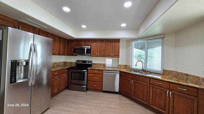 Building Photo - Stunning 3bed/2bath home nestled in a grea...