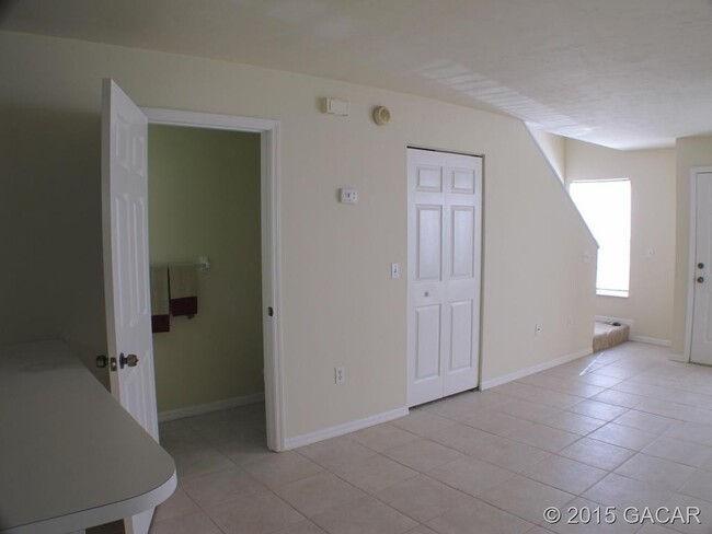 Building Photo - Spacious 2/2 Condo Avaiable now! Move in s...