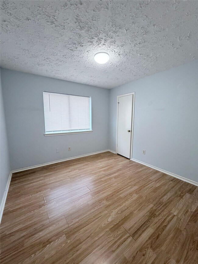 Building Photo - 5310 Park Shore Dr