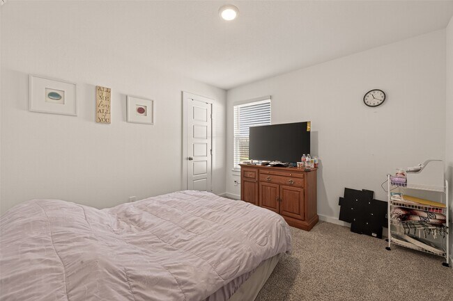 Building Photo - 1102 Rayburn Dr