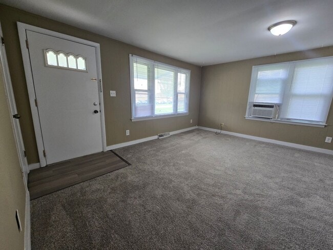 Building Photo - 2 Bedroom Home in Normal