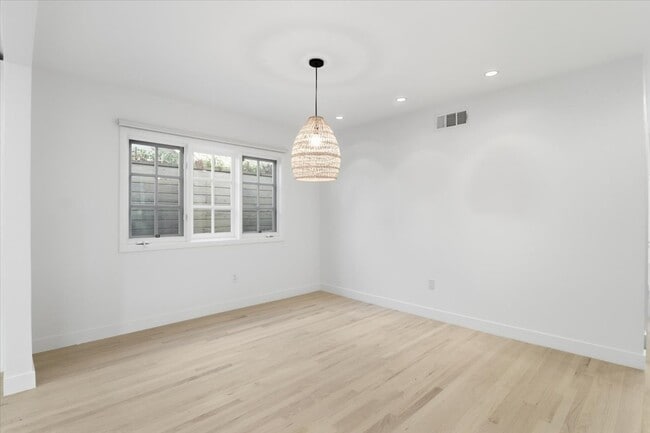 Building Photo - 2156 Linnington Ave