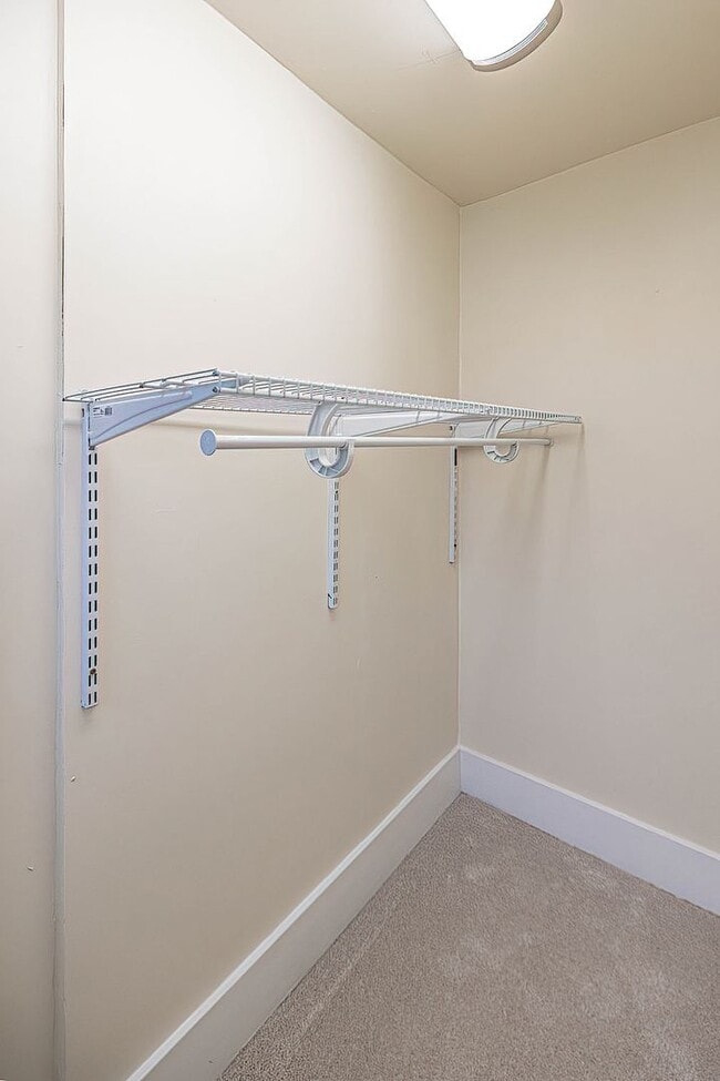 Building Photo - Quaint 4 bedroom Erie Home with Central Air & Garage Parking (Month to Month available)