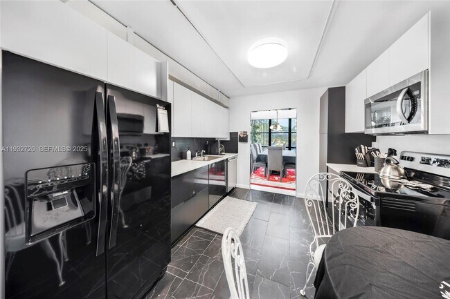 Building Photo - 800 Parkview Dr