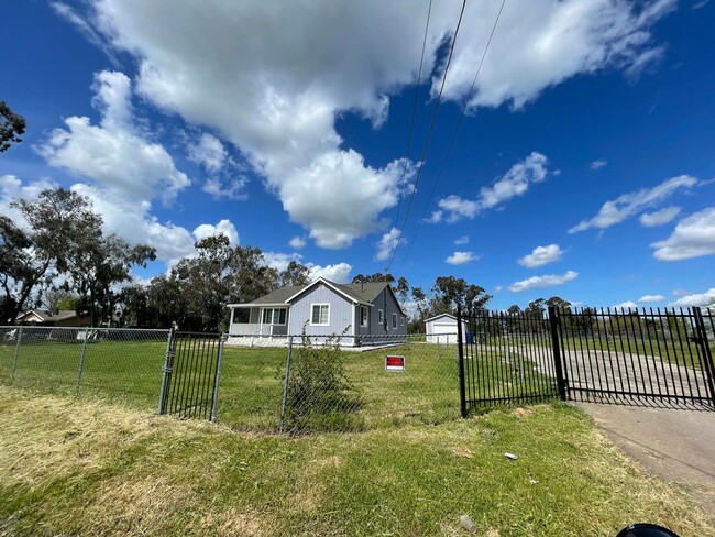 Building Photo - REMODELED 3BD/2BA WITH 1 CAR GARAGE