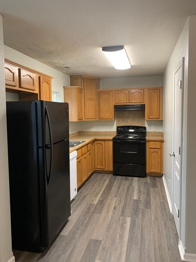 Building Photo - Super cute and updated with fresh paint, new floors, some fixtures, and all appliances.