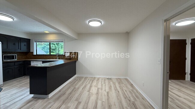 Building Photo - Sprawling 5 BD | 3 BA with Basement - Gresham