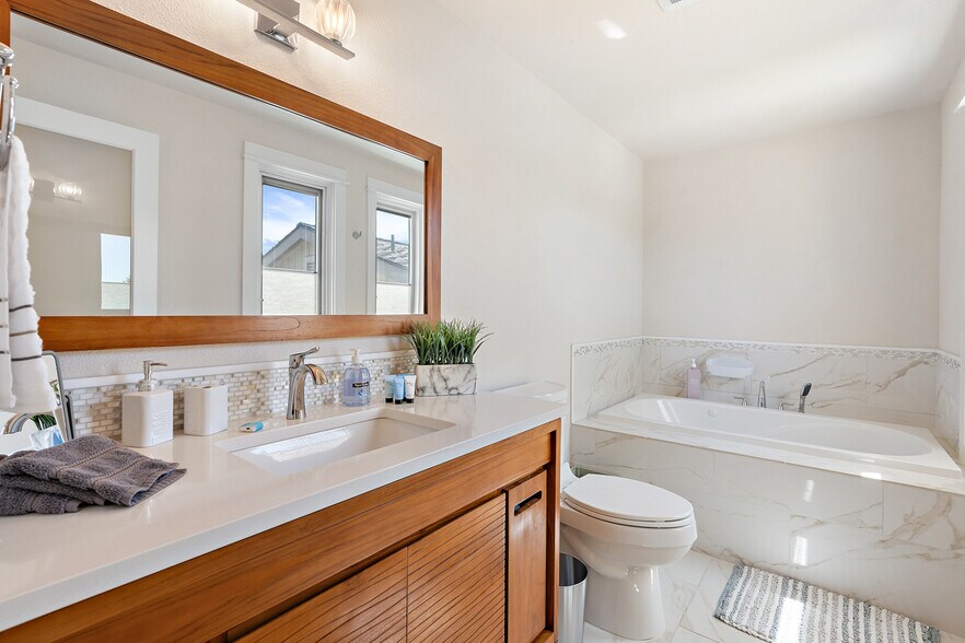 Building Photo - 3541 N Plantation River Dr