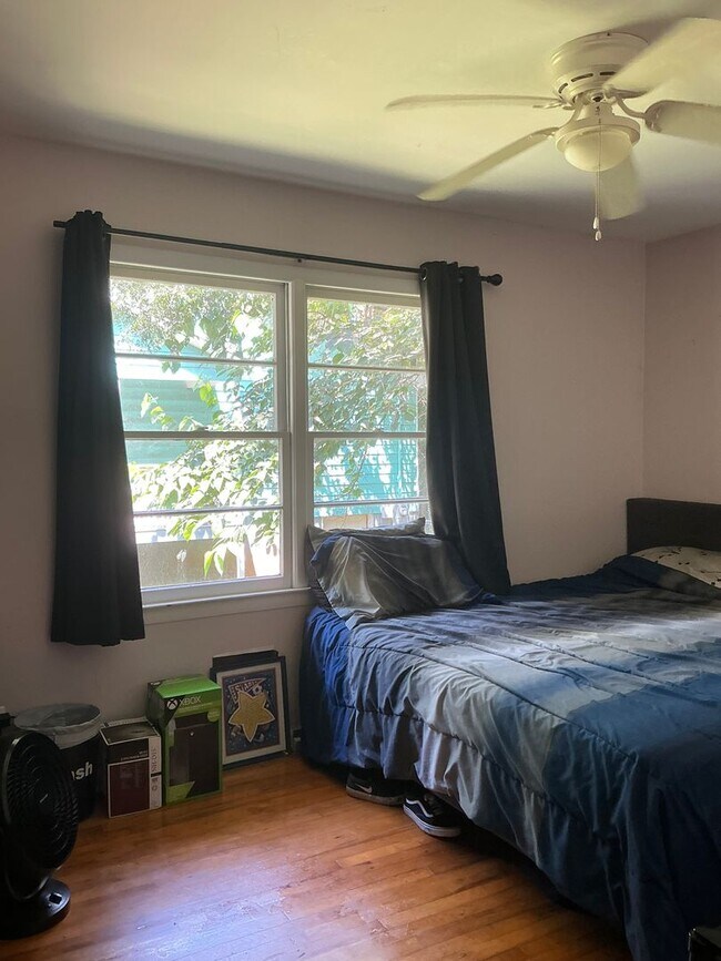 Building Photo - 3 bedroom 2 bathroom house conveniently lo...