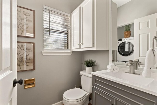 Building Photo - 611 E 45th St