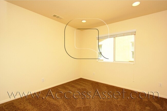Building Photo - Beautiful 4 Bedroom Home with Fenced Backyard